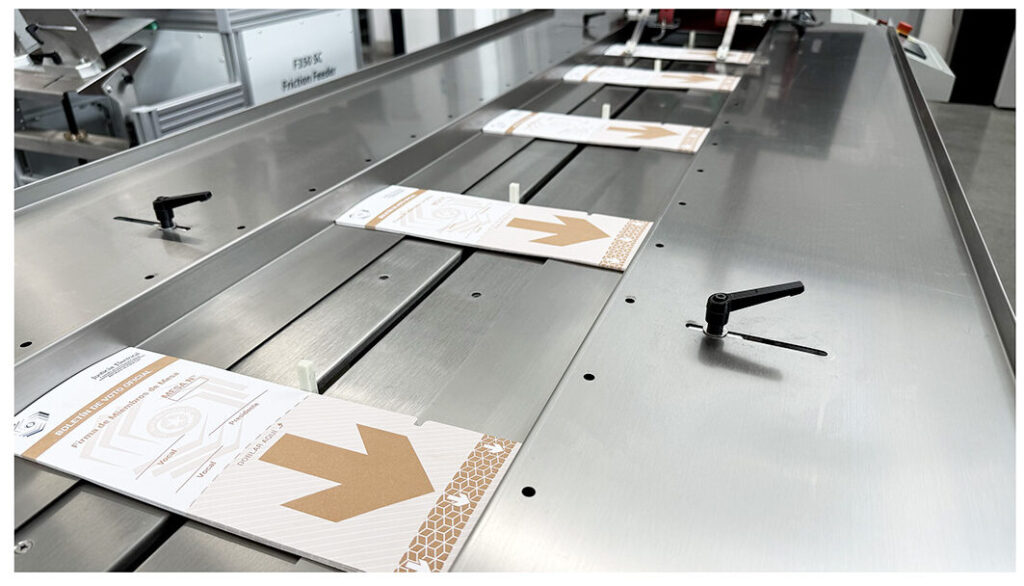 Need to collate different sheets or valuable documents into a single packaging line. With our chain conveyor that can hold several friction feeders working simultaneously.