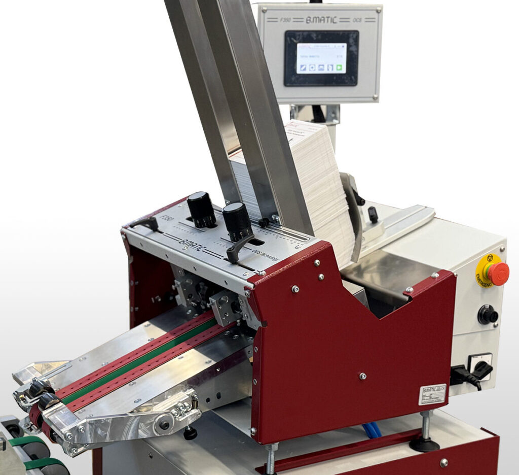 Friction feeder, counter, and batching machine equipped with a vacuum system to process small and difficult-geometry parts.